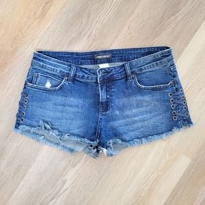 Billabong low rise jean shorts size 28